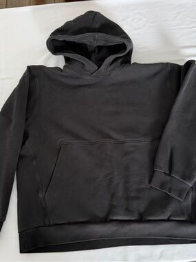 Men's Black Lululemon Pullover Hoodie - Classic Comfort